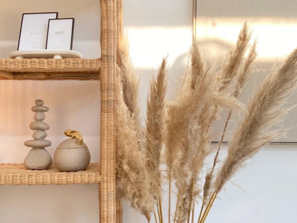 Crie Ambientes Aconchegantes com Vasos e Arranjos de Flores Artificiais